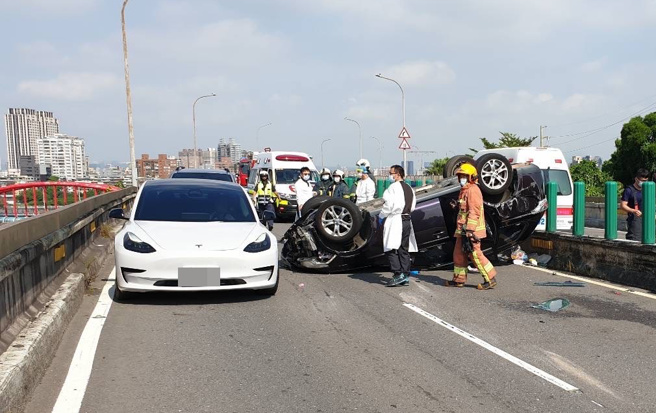 水源快速道路25日发生2车翻覆交通事故。（警方提供）