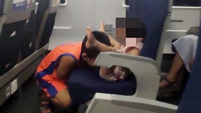 大陆一名网友爆料，有家长带年幼兄妹在渖阳搭高铁，乘车期间哥哥抚摸妹妹的胸部、腋下和私密处。（图／翻摄自DarcyK7微博）