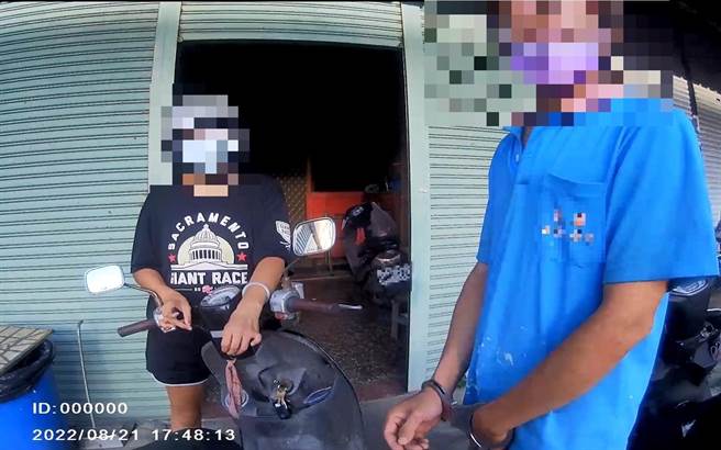 卢姓男子（右）在弥陀外出购物碰到警察，警方调查后确认他是通缉犯，讯后移送归案。（翻摄照片／林瑞益高雄传真）