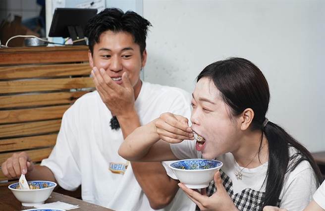 風田（左）親眼目睹大胃王「食」力，驚呼連連。（緯來綜合台提供）