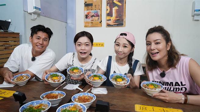 風田（左起）、大胃王小慧、大胃王艾嘉、莎莎。（緯來綜合台提供）