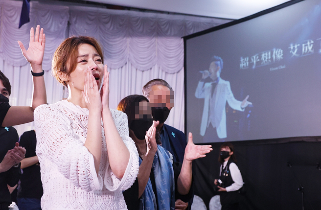 王瞳与艾成父母昨在追思会上数度难过溃堤。（图／中时资料照片）