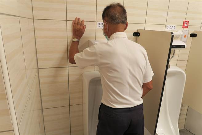 卫福部彰化医院泌尿科门诊，最近有许多年长男性自诉确诊或施打疫苗后，出现频尿、尿速慢等后遗症。（院方提供／吴建辉彰化传真）