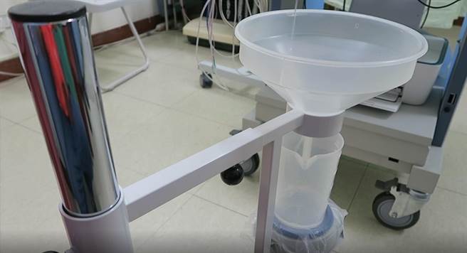 蔡卓荣强调，年长男性若有发现解尿变慢，尿尿都要超过30以上者，最好到泌尿门诊做尿速检查，只需要解一次小便的时间就可以获得报告。（院方提供／吴建辉彰化传真）