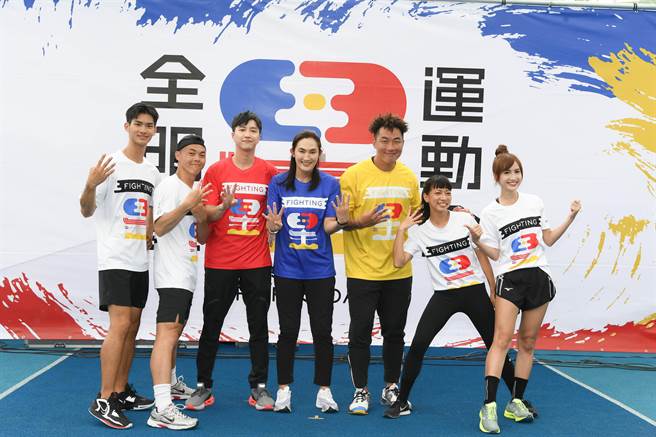 夏浦洋（左起）、曾昱嘉、江宏杰、钱薇娟、郭泓志、陈妤、翁滋蔓。（MyVideo提供）