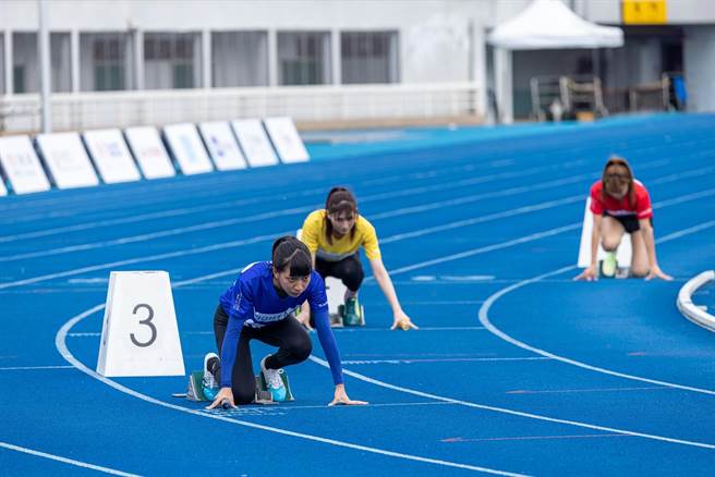 陈妤（左）在比赛中全力以赴。（MyVideo提供）