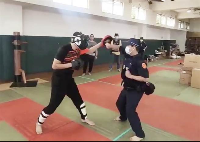 大甲警分局加强员警的训练，防范歹徒的突击，确保执勤人身安全。（警方提供）