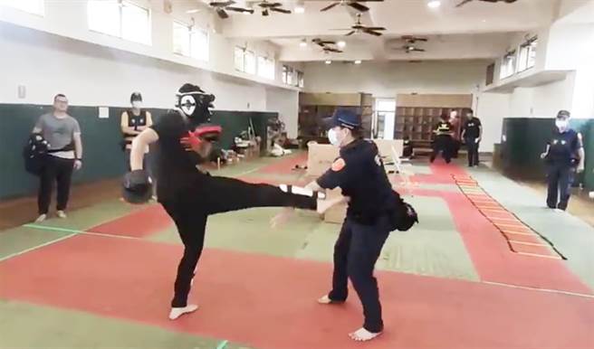 大甲警分局加强员警的训练，防范歹徒的突击，确保执勤人身安全。（警方提供）