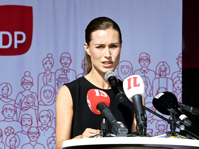 因為官邸開趴、熱舞、上夜店等私生活影片不斷流出引發爭議，芬蘭總理馬林（Sanna Marin）24日眼眶泛淚、語帶哽咽地表示「我也是人」，渴望享樂，強調沒有因此閃失過工作。（圖／TPG、達志影像）