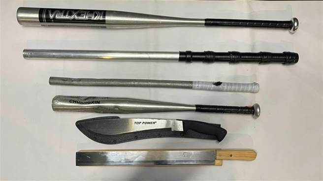 郭男等11名恶煞持持西瓜刀、开山刀及棍棒，一路从新庄火锅店外追砍胡、萧2男到店内。（资料照，新庄警分局提供）