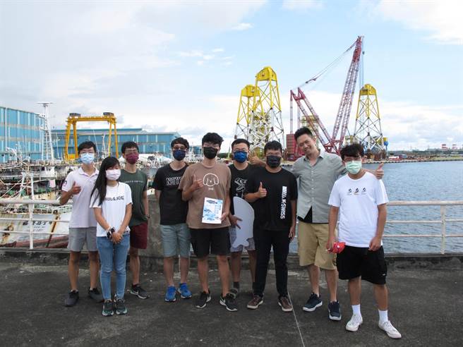 国立中山大学渔业推广委员会与高雄市动物保护处联手合作，针对高雄地区水产养殖编撰《高雄市水产养殖传染病防治》一书，协助渔民「对症下药」，降低耗损，提升养殖产能及产值。（国立中山大学提供／袁庭尧高雄传真）