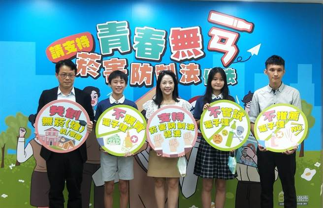 国民健康署今天公布110年青少年吸菸行为调查结果，推估全台有7.9万名青少年正在使用电子烟，其中4万人併用纸菸。（王家瑜摄）