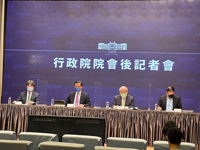 行政院今（25日）开行政院会，发言人罗秉成转述行政院长苏贞昌裁示。（叶书宏摄）