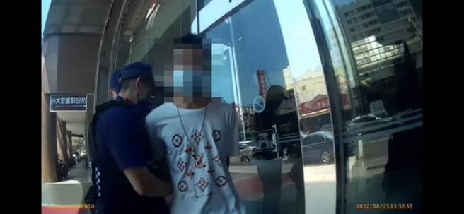 苓雅分局巡邏員警於23日巡邏經過轄內一家銀行外，看見21歲的陳姓男子在外猶疑徘徊，員警出於關心之意上前詢問陳男狀況，沒想到竟意外查獲陳男為通緝犯。（高市苓雅分局提供／楊舒婷高雄傳真）