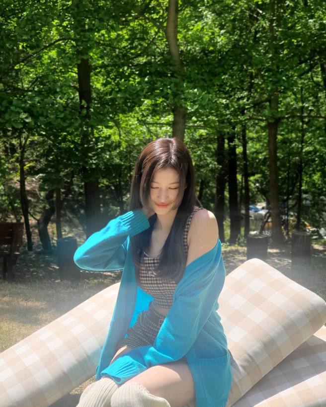 Sana坐在森林里时起雾，让她的身姿更显优美。(图/Sana IG)