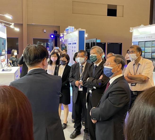 （2022智慧港湾全球论坛，远传电信总经理井琪受邀出席与谈，臺湾港务公司董事长李贤义（右三）、高雄分公司总经理王锦荣（右四）参观远传展位。图／远传电信提供）