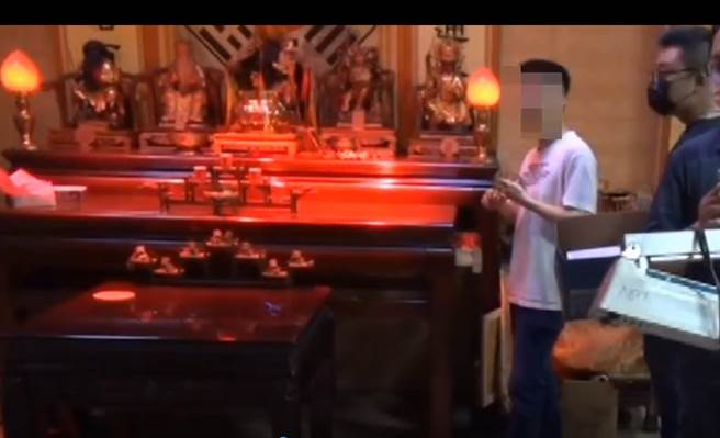 检警查获以中古行掩护的毒品分装厂，警方攻坚进入车行，药头还上香祭拜求平安。（警方提供／陈淑芬台中传真）