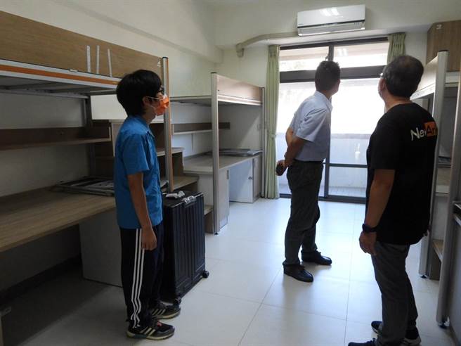 基隆高中弱势生唐于田（左）不畏清寒逆境考上国立东华大学，今在师长陪同下前往认识校园，并将部分行李搬进宿舍。（罗亦晽摄）