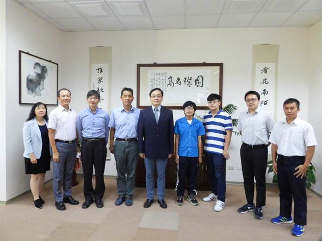 基隆高中弱势生唐于田（右四）不畏清寒逆境考上国立东华大学，今在2校师长陪同下认识校园。（罗亦晽摄）