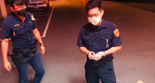 帅警教1招制服持刀歹徒，引起网友热议。（图／翻摄自爆废公社公开版）