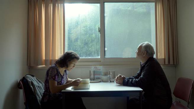 吴晟与妻子庄芳华重回爱荷华宿舍忆当年。（目宿媒体提供）