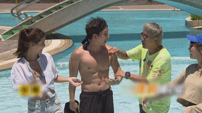 小煜（左二）上《飢饿游戏》为夺C位脱衣露肌。（中视提供）