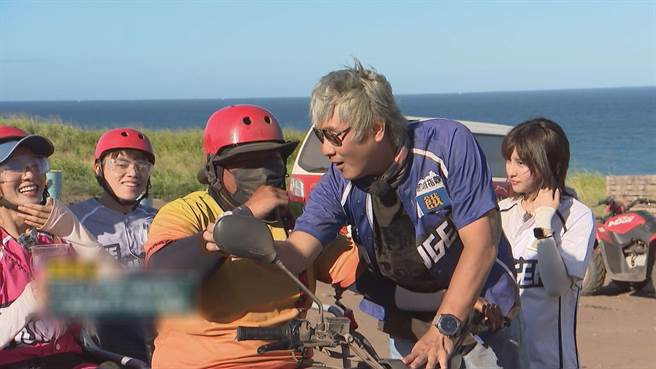 王仁甫帮教练擦后照镜。（中视提供）