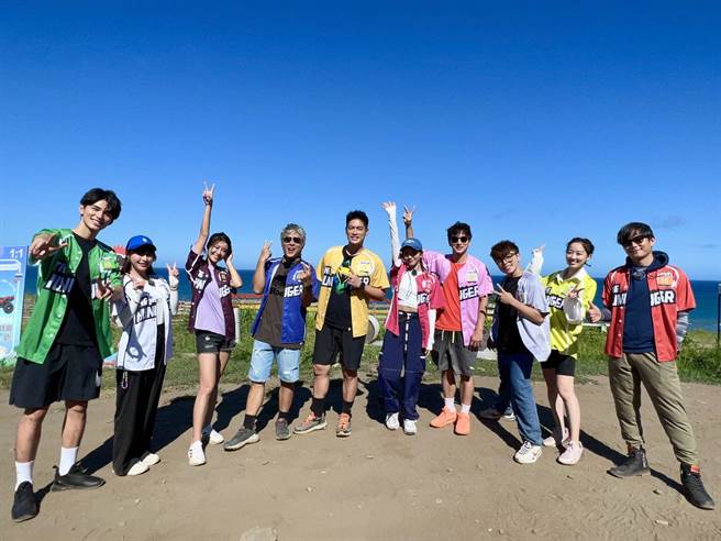 王品澔（左起）、峮峮、林真亦、王仁甫、许孟哲、蔡黄汝、杨奇煜、海产、夏语心、孙协志在《飢饿游戏》中玩游戏闯关。（中视提供）