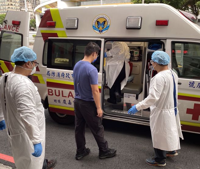 警局教官奋勇当电击「人肉标靶」，被射中哀号送医。(海山分局提供)
