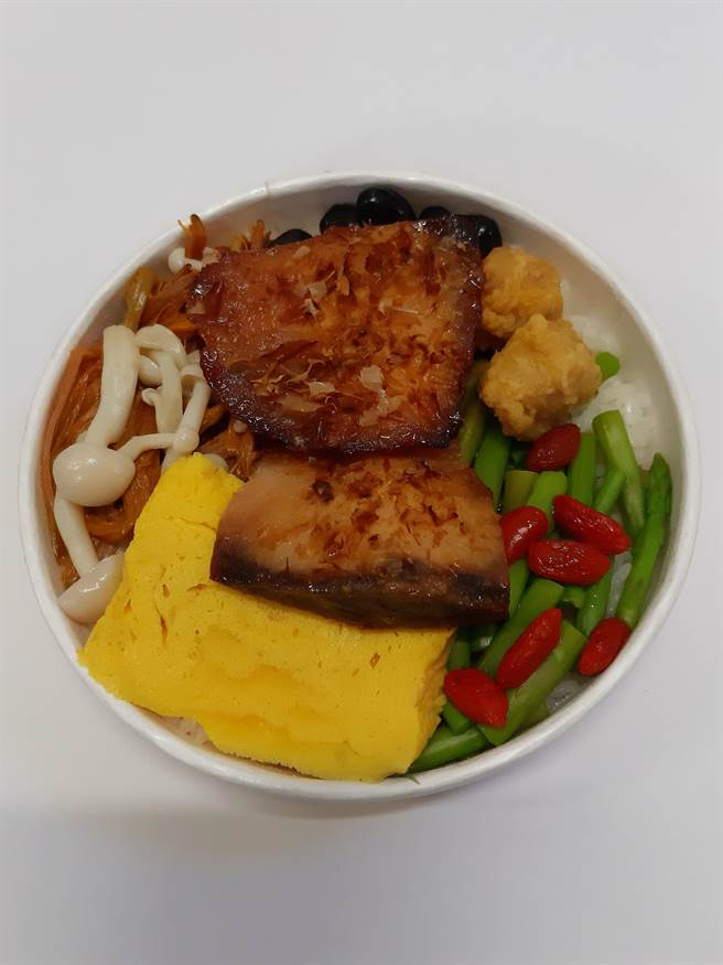 台铁局花莲铁路餐厅响应台湾永续海鲜运动，与渔业署、海渔基金会联手推出兼具美味与健康的「鬼头刀特色便当」。（台铁提供／陈佑诚传真）