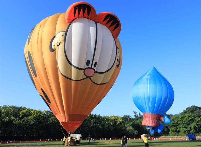  今年一大亮点便是展出超q萌的加菲猫热气球，还有石冈在地吉祥物水滴宝宝的迷你热气球。（台中市政府提供）