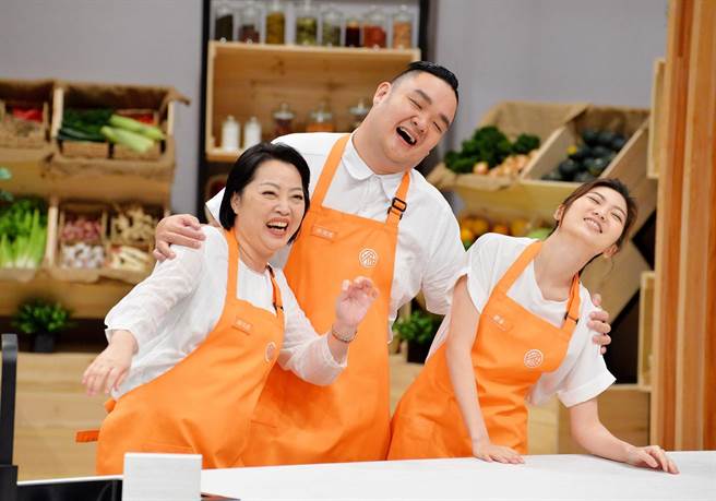 林道远（中）与太太静香（右）、妈妈（左）一同参加比赛。（卫视中文台提供）