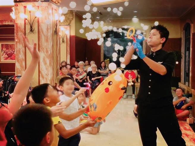 暑假接近尾声，新北市政府农业局与淡水区公所将在27、28日于淡水公八公园举办为期二天的「2022淡水儿童嘉年华活动」，以「与你童在」为主题，现场不仅有多个活动以及表，另外还设置「乐FUN市集」，让家长带着孩童一起同乐，共度欢乐的暑假。(淡水区公所提供)