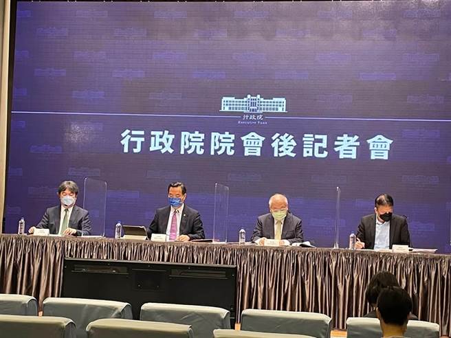 行政院今（25日）开行政院会，发言人罗秉成转述行政院长苏贞昌裁示。（叶书宏摄）