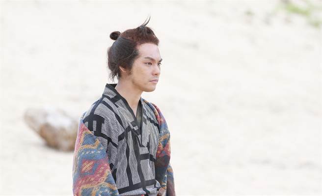 柳乐优弥在《北斋：浮世绘传奇》中演出年盛时期狂放不羁的北斋。（传影提供）