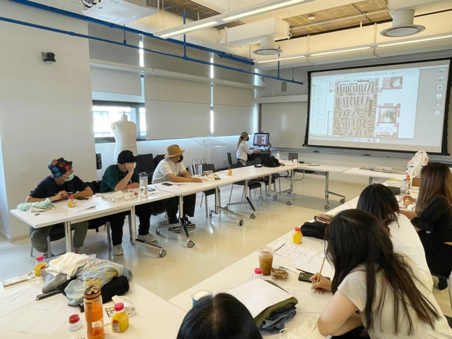 在弘光科大妆品系副主任许慈芳、文创系助理教授何宣霈带领下，11位学生跨系跨域一起参与为期13天的研习活动。(照片/弘光科技大学提供)