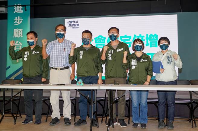 民进党台中市长参选人蔡其昌(左三)提出第二波社宅政见，宣布若当选市长将在4年内盖8000户社宅。(蔡其昌团队提供／林欣仪台中传真)