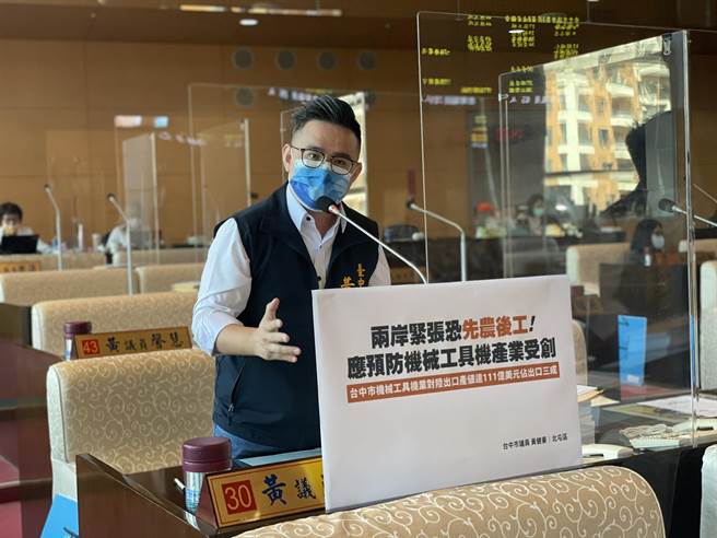 国民党台中市议会党团执行长黄健豪讽蔡其昌的社宅政见，指「社宅不是长在嘴上」。(黄建豪提供／林欣仪台中传真)