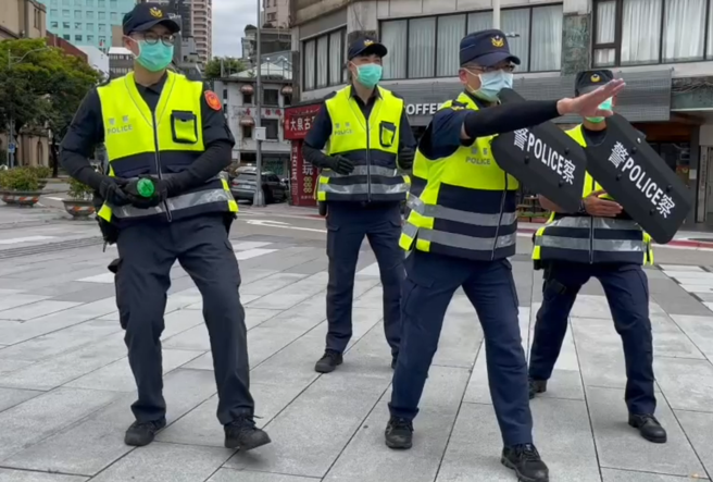 博理基金会赠北市警逾7百万新式辅助应勤装备。(台北市警察局提供)
