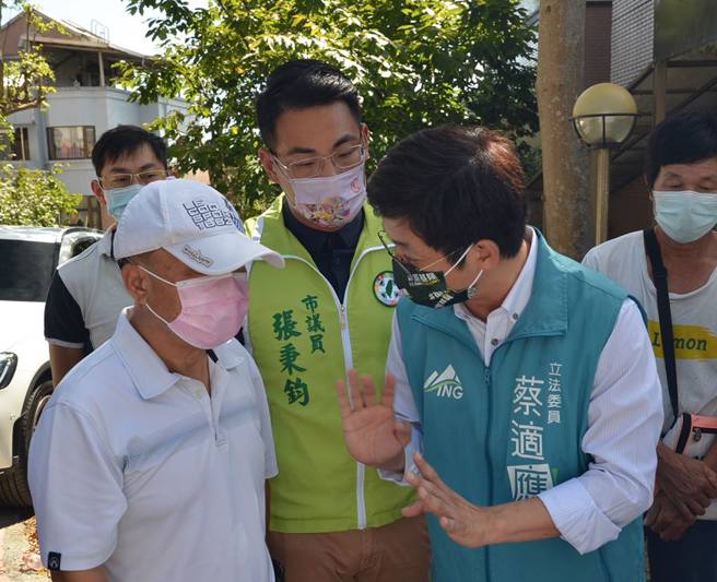 民進黨基隆市長參選人蔡適應（右二）。（圖 / 翻攝自蔡適應臉書）