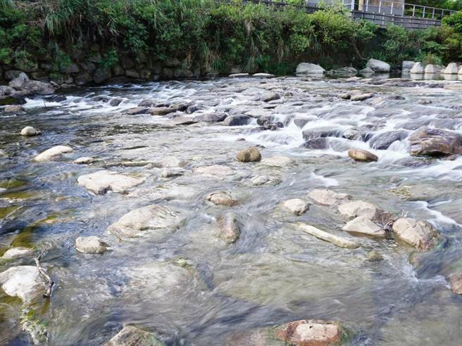 固床工修復后，呈现出万马奔腾的磅礡水势。（新北市水利局提供／李奇叡新北传真）