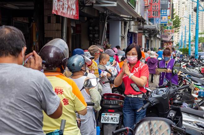 为关怀弱势家庭与中低收入户，今25日新北市议员李翁月娥与芦洲五年岁会及五股五方福德宫携手捐赠1710公斤的爱心白米，分送给三重、芦洲地区弱势家庭。(新北市议员李翁月娥办公室提供)