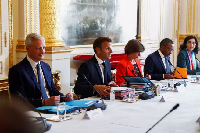 法国总统马克宏（Emmanuel Macron）24日出席在法国巴黎爱丽舍宫举行的内阁会议。（路透社）