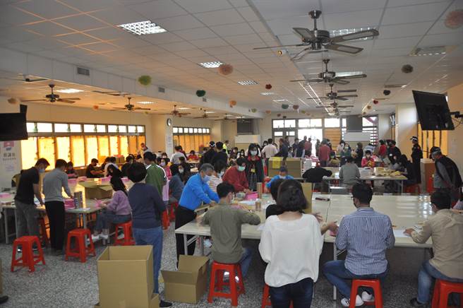 苗栗县选举委员会提醒，今年公职人员财产申报法第6条修正后，候选人都要附上符合中央选举委员会格式的「公职候选人财产申报表」，图为点选领票作业。（苗栗县府提供／李京升苗栗传真）