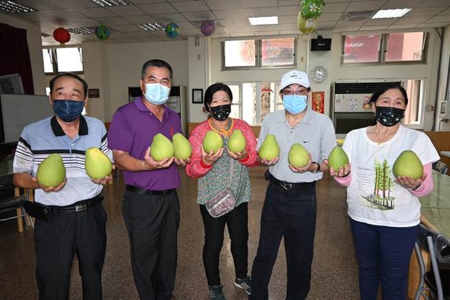 达德能源採购云林县斗六文旦，帮沿海4乡长青食堂加菜。（达德能源提供／张朝欣云林传真）