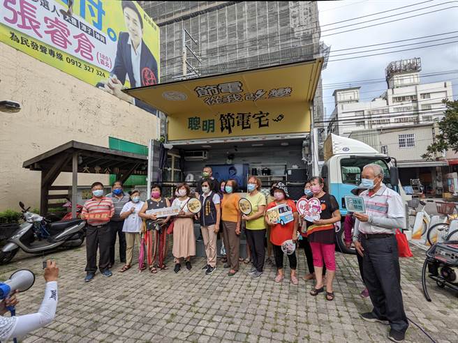 石冈热气球嘉年华今天开跑，台电公司今天驶入全新打造的节电宣传车，透过体验活动，向民眾宣导节能减碳。（台电公司提供）