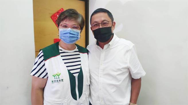 萧明峯（右）小时候曾经受到苗栗家扶中心主任汤凤琴帮助，因此他想用行动支持家扶。（李京升摄）