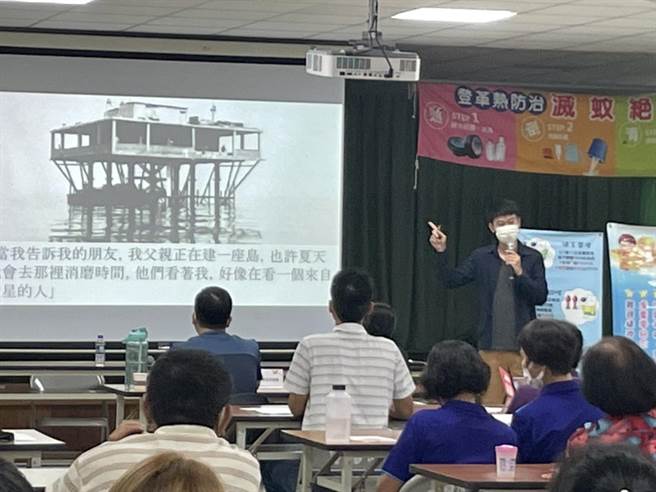 台南市佳里区公所今天上午举办「魅力地方　创生社区」社造人才培力课程，邀请台南市正兴街创生推手高耀威来演讲，吸引不少民眾前来聆听。（李俊淇摄）