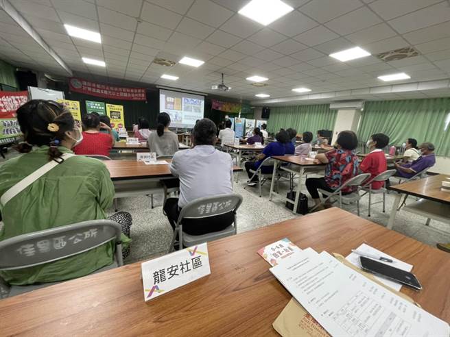 现场有佳里区10个社区近50人到场，吸取别人的社区营造经验，转化创生新思维。（李俊淇摄）