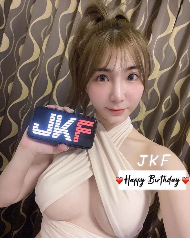 张皮皮交叉洋装掉出南半球下缘。(图/张皮皮 IG)